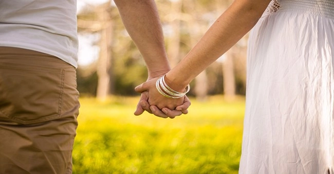 What Holding Hands Means To A Guy – 16 Interpretations